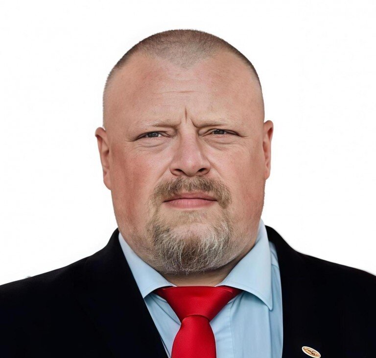 Видисенков Сергей ВасильевичЧлен ЦИК РТМастер спорта по кикбоксингуЗаместитель по спорту и работе с молодежью
